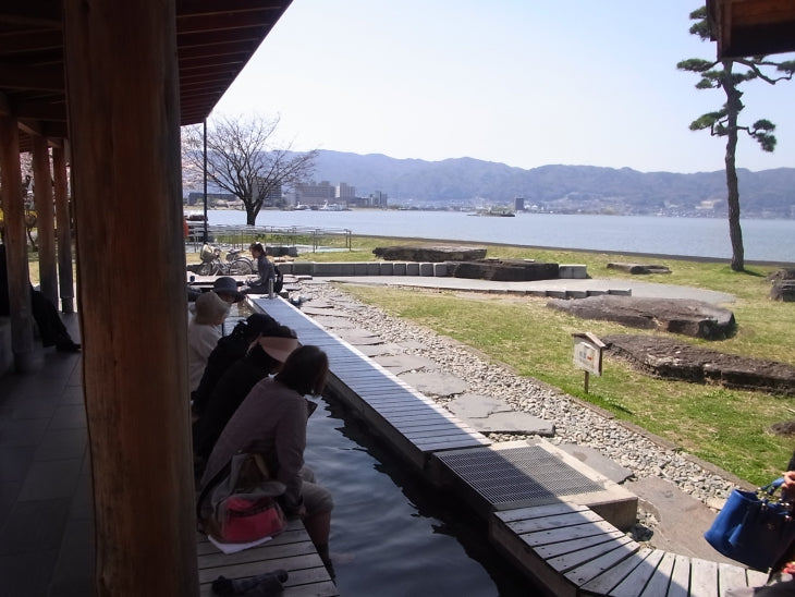 春の楽しみは諏訪湖畔の足湯と桜